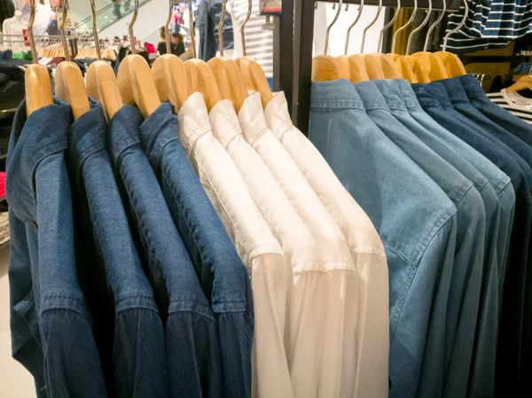Linha de camisa branca e escura no shopping — Fotografia de Stock