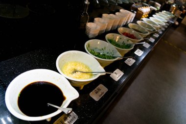 Çin shabu sos kase restoranda bir rulo