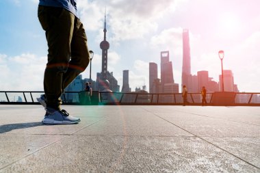 bund Shanghai şehir görünümü arka plan, yaz aylarında yürüyen adam