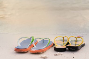 beyaz kum plaj, seyahat ve tatil zamanında 2 terlik