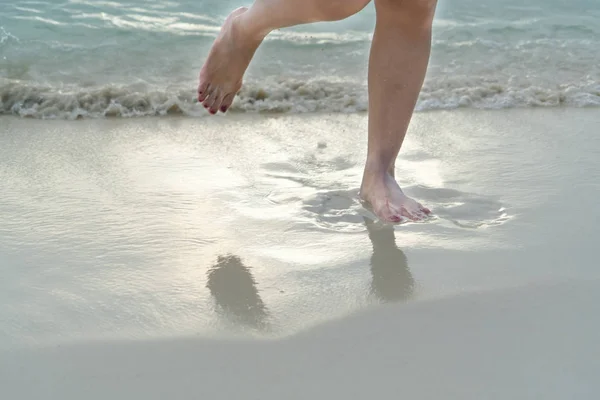 Viaje a la playa - niña caminando en la playa de arena blanca, vacaciones y relajarse — Foto de Stock