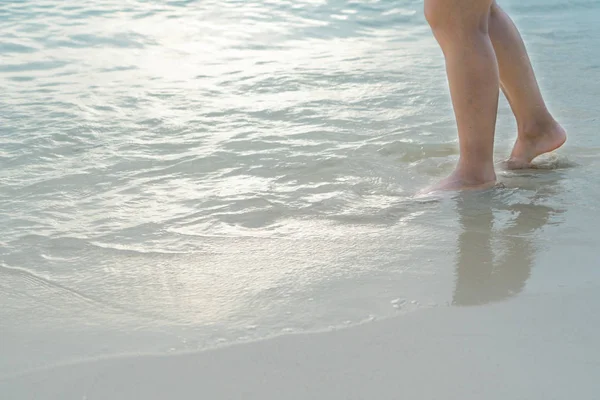 Viaje a la playa - niña caminando en la playa de arena blanca, vacaciones y relajarse — Foto de Stock