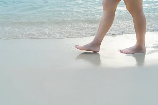 Viaje a la playa - niña caminando en la playa de arena blanca, vacaciones y relajarse — Foto de Stock
