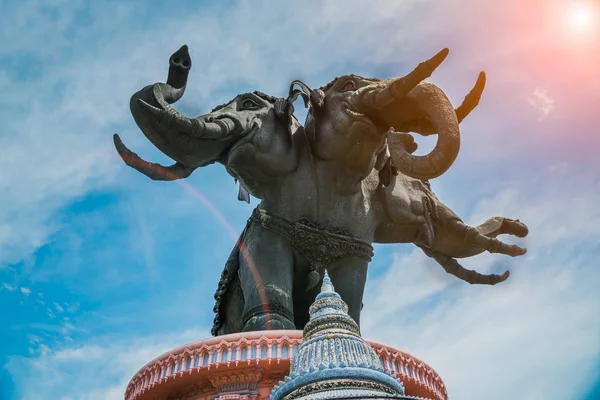 Erawan Müzesi, Bangkok Tayland, fili heykele güneş ışığı altında