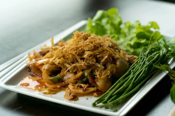 Closeup comida tailandesa salada picante ostra com alho frito e vegetal — Fotografia de Stock