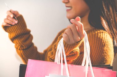 Mutlu kız renkli alışveriş çantası ve kredi kartı aile yılbaşı hediye - mat yumuşak odak filtre uygulanan holding
