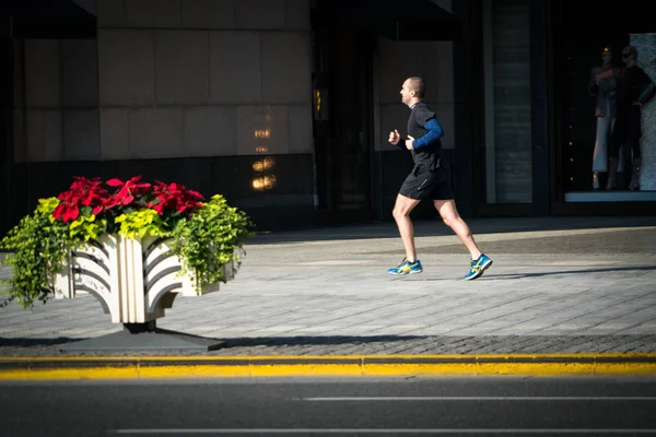 Shanghai China LGO, 2017: Softfocus van het runnen van man op de zonnige dag in Shanghai city straat — Stockfoto