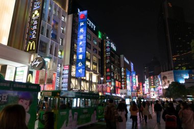 Şanghay Çin de Kasım 2017: gece sahne alışveriş sokak, Nanjing yolu