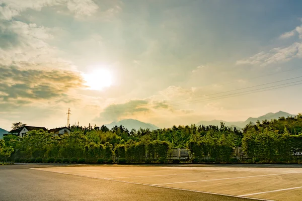 Landskap av sunbeam vid parkeringen, solljus liggande bakgrund — Stockfoto