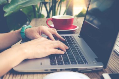 kontrol, dizüstü bilgisayar kullanarak, arama, kadın tarama bilgilerini, Kahve Dükkanı, mat ve gürültü filtresi Uygula