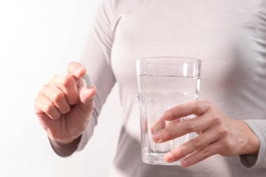 bir bardak su, tıp kurtarma kavramı ile tıp tutan kadınlar el izole