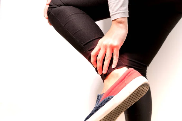 Изолирование женщин лодыжки колено больно / травмы — стоковое фото