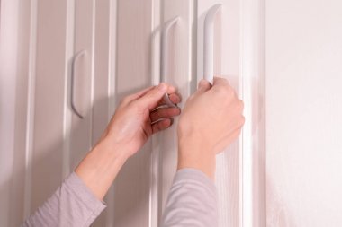 kadınların elleri açık dolap/kabin kapı, Beyaz ahşap kapı
