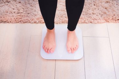 çıplak ayak kadının..... üzerinde ağırlık ölçekleri