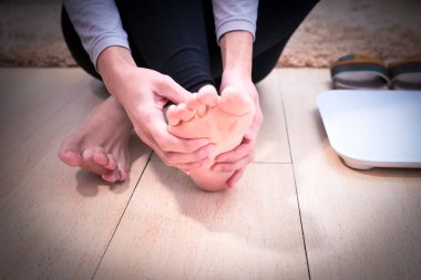 Kadınlar odaklanmak ayak ayak bileği yaralanması/acı