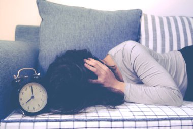 Tembel kadınlar bırakmasını kanepede saat alarm sonra geç uyan yaşam tarzı kavramı