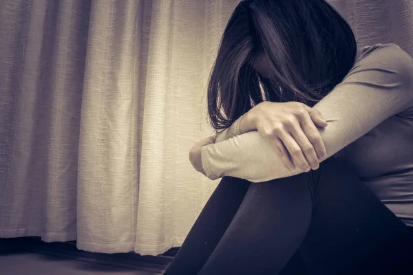 Mujeres deprimidas sentadas en el cuarto oscuro, solas, tristeza, concepto emocional —  Fotos de Stock