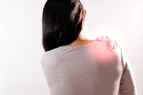 As mulheres sofrem de lesão no pescoço / ombro / dolorosa após o trabalho — Fotografia de Stock