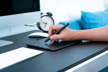 Dijital kalem fare tarafından bilgisayarda çalışan meşgul grafik tasarımcı