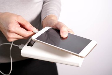 kadın el tutmak belgili tanımlık telefon ve şarj cihazı, powerbank ve akıllı telefon bağlantı, enerji