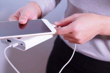 kadın el tutmak belgili tanımlık telefon ve şarj cihazı, powerbank ve akıllı telefon bağlantı, enerji