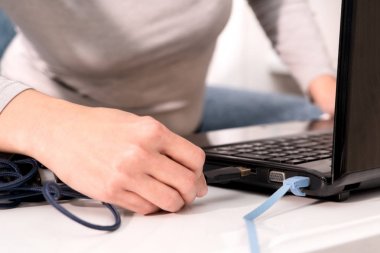 kadın el dizüstü bilgisayara Usb Mouse pluggin