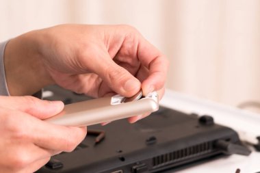 kadın el odaklanmak uzaktan kumanda pilini, tamir ve bakım değişiyor