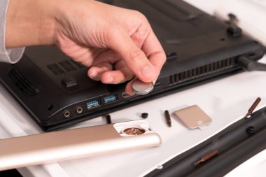 kadın el odaklanmak uzaktan kumanda pilini, tamir ve bakım değişiyor