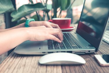 kadın odaklanmak el dizüstü bilgisayar kullanarak, arama, kontrol, bilgi kahve dükkanında mat tarama ve gürültü filtresi Uygula