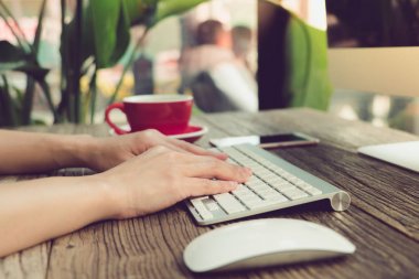 kadın odaklanmak el dizüstü bilgisayar kullanarak, arama, kontrol, bilgi kahve dükkanında mat tarama ve gürültü filtresi Uygula