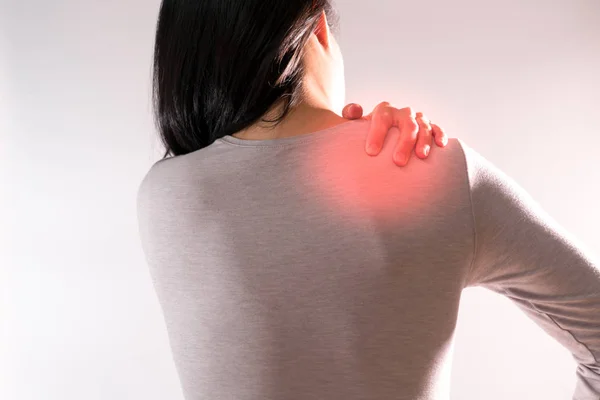 Женщины страдают от травмы шеи / плеча / болезненной после работы — стоковое фото