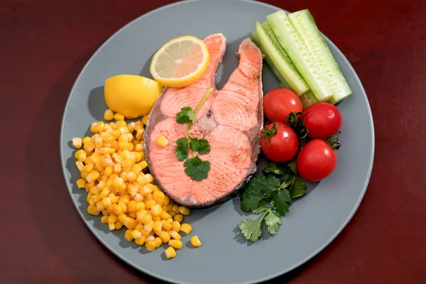 Filete de salmón de pescado a la parrilla con concepto de verduras, alimentos y verduras frescas — Foto de Stock