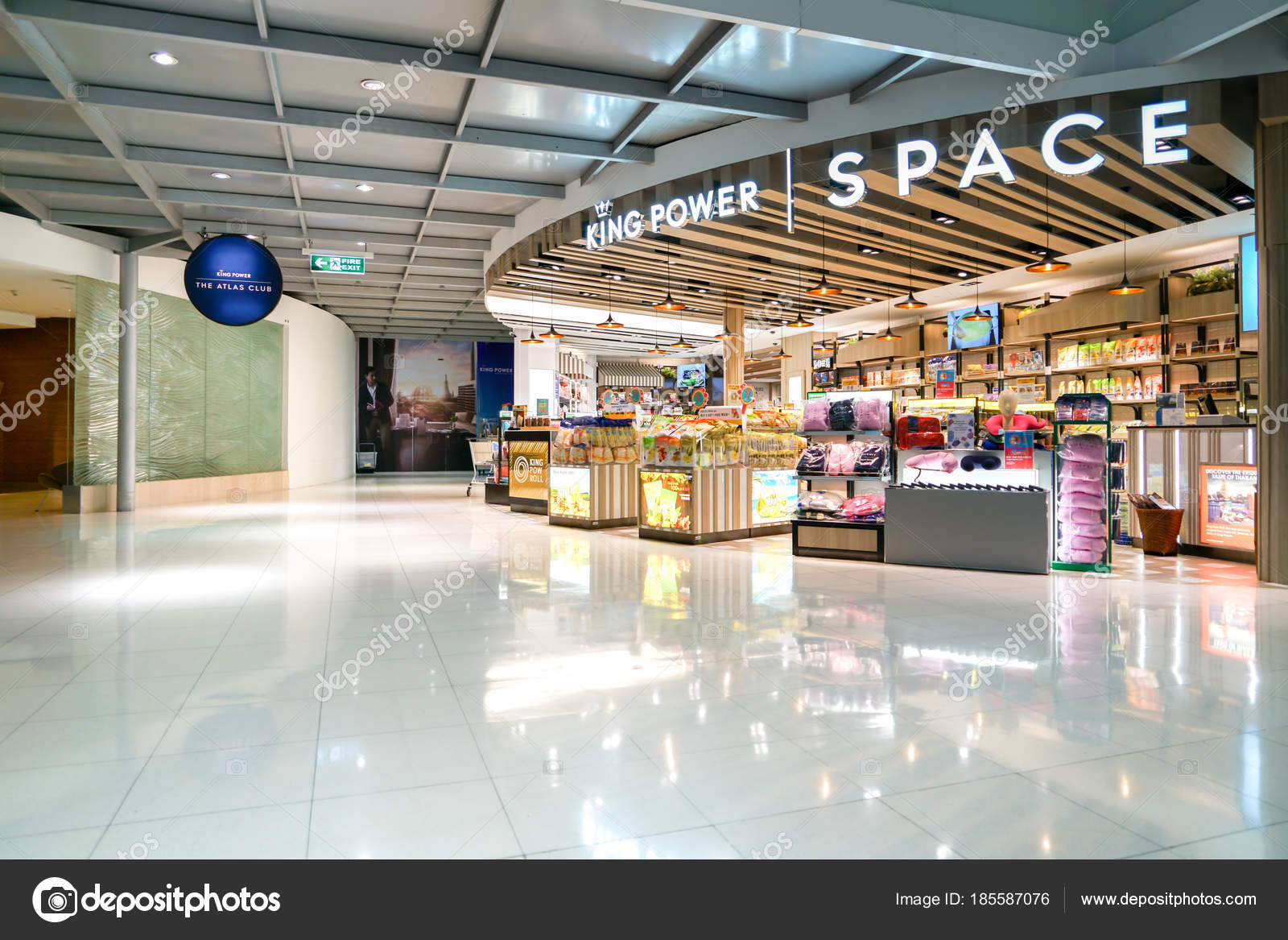 バンコク タイ 18年 2 月 王スワンナプーム国際空港での最大の免税店やラウンジの電源 ストックエディトリアル用写真 C Psodaz