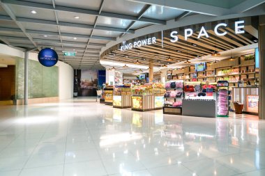 Bangkok, Tayland - Şubat 2018: Kral Suvarnabhumi Uluslararası Havaalanı'nda en büyük duty free shop ve lounge güç