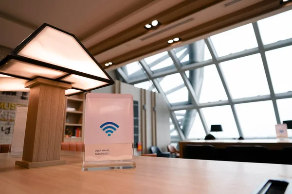 在素万那普机场等候空间, 提供免费 Wifi 上网服务 — 图库照片