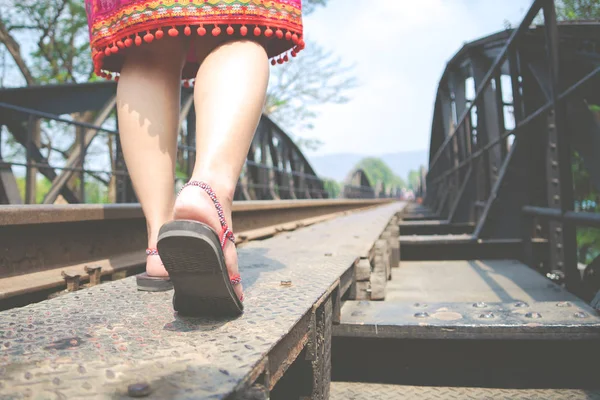 Podczas spaceru na słoneczny dzień o most kolejowy z bliska buty trampki podróżnik — Zdjęcie stockowe