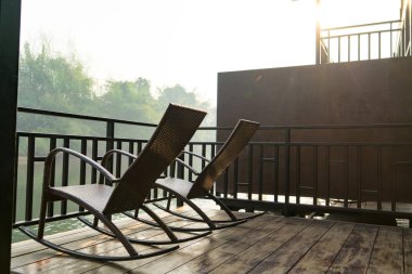 rafting yazlık Teras, sabah Sunrise iki sandalye