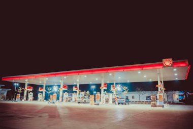 Nakhon Pathom, Thailand - Şubat, 2018: kabuk yakıt benzin istasyonunda gece çekimi