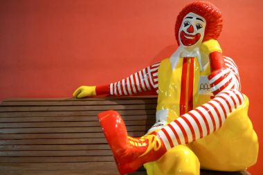 Nakhon Pathom, Thailand - Şubat, 2018: Ronald Mcdonald, portre Mcdonald's restoran önünde oturan