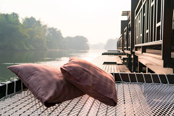Dois travesseiro na rede no terraço cabana rafting no nascer do sol da manhã — Fotografia de Stock