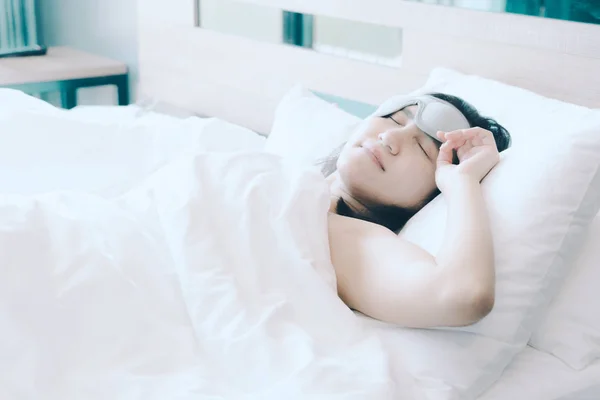 Wanita tidur di bantal putih di tempat tidur, setelah bangun di pagi yang manis — Stok Foto