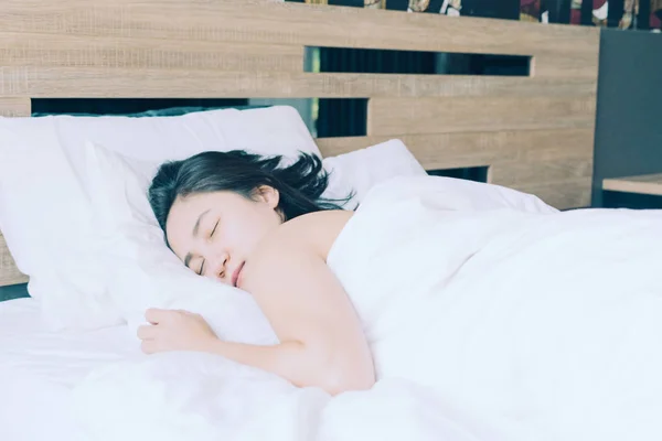 Wanita bahagia tidur di bantal putih di tempat tidur — Stok Foto