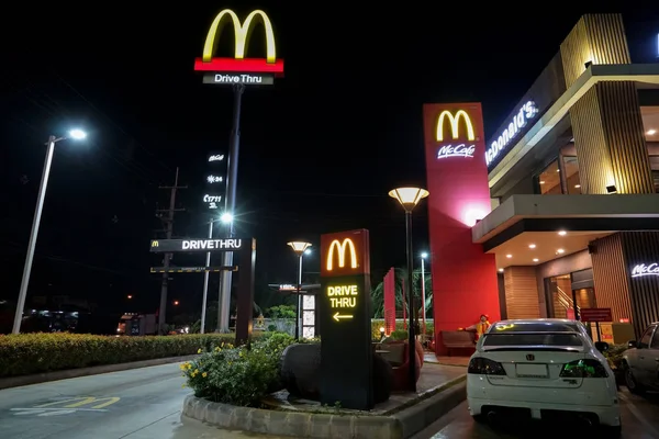 NAKHON PATHOM, TAILANDIA - FEB, 2018: El restaurante McDonald 's y el servicio drive thru en la escena nocturna — Foto de Stock