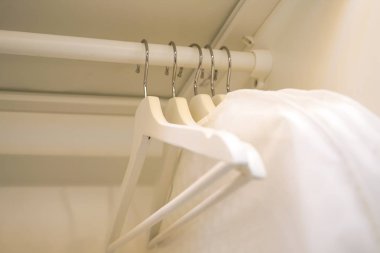 Dolapta asılı askı, kadın ve erkek gömlek satırı