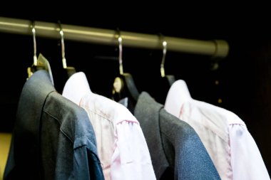 Dolapta asılı askı, kadın ve erkek gömlek satırı