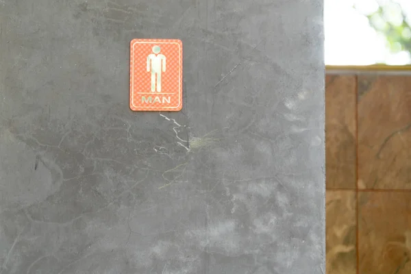 Toilettes, wc, signe de toilettes pour homme sur fond gris — Photo