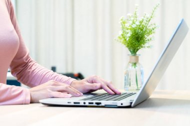 dizüstü bilgisayar kullanarak, arama, kontrol, bilgi evde tarama kadın el üzerinde odaklanmak