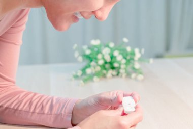 Ne zaman gülümseyerek mutlu kadınların hamilelik testi sonucu bekle