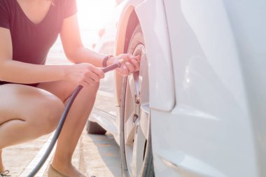 Sürücü hava bir otomobil lastiği, lastik enflasyon doldurma