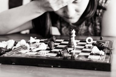 satranç, taahhüt, rekabet, kazanan, başarılı, dövüşten sonra üzgün kaybeden kadın kavramı - B&W filtre uygulanan adamak